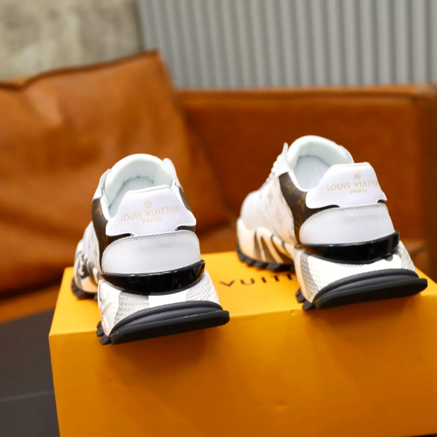 Ex-factory price: 462💰🙅‍♂️🙅‍♂️🙅‍♂️ Brand: LV Louis Vuitton Standard code: 38-44 (45 customized) Grade: Same as the official website Material: Original material spliced with brand cloth Comfortable and breathable lining Lightweight and wear-resistant sports outsole Style category: Men's fashionable casual shoes Running sneakers Distinguished luxury brand elements Top luxury Color: actual picture color